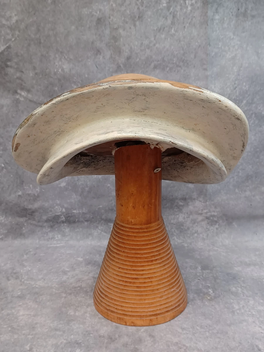 Authentieke houten hoedenmal op voet - Vintage modiste blok