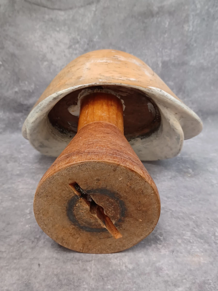 Authentieke houten hoedenmal op voet - Vintage modiste blok
