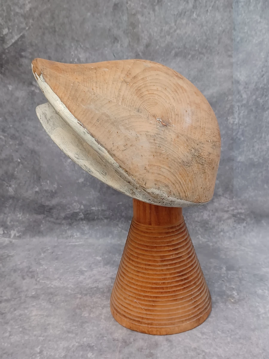 Authentieke houten hoedenmal op voet - Vintage modiste blok