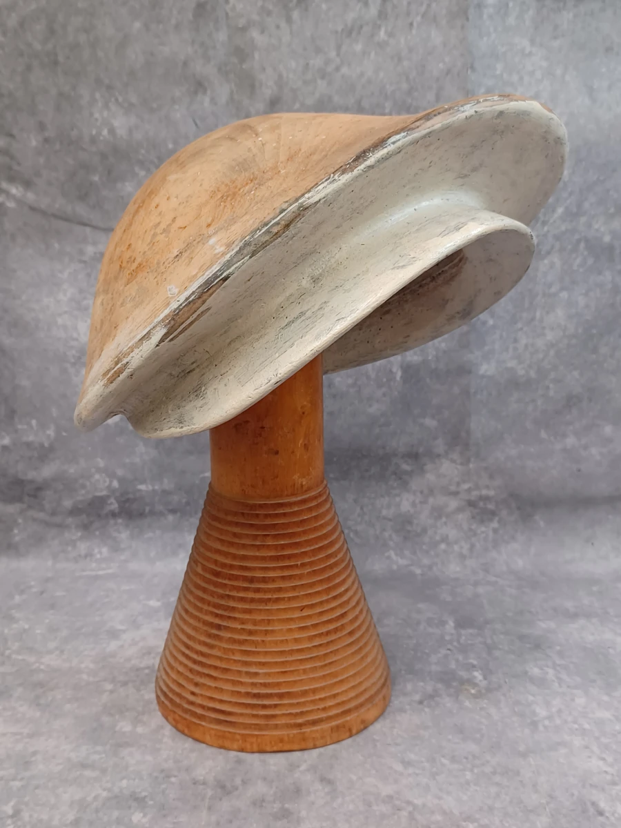 Authentieke houten hoedenmal op voet - Vintage modiste blok