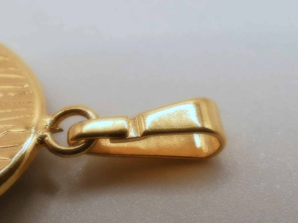 Goudkleurige hanger in Toledo stijl