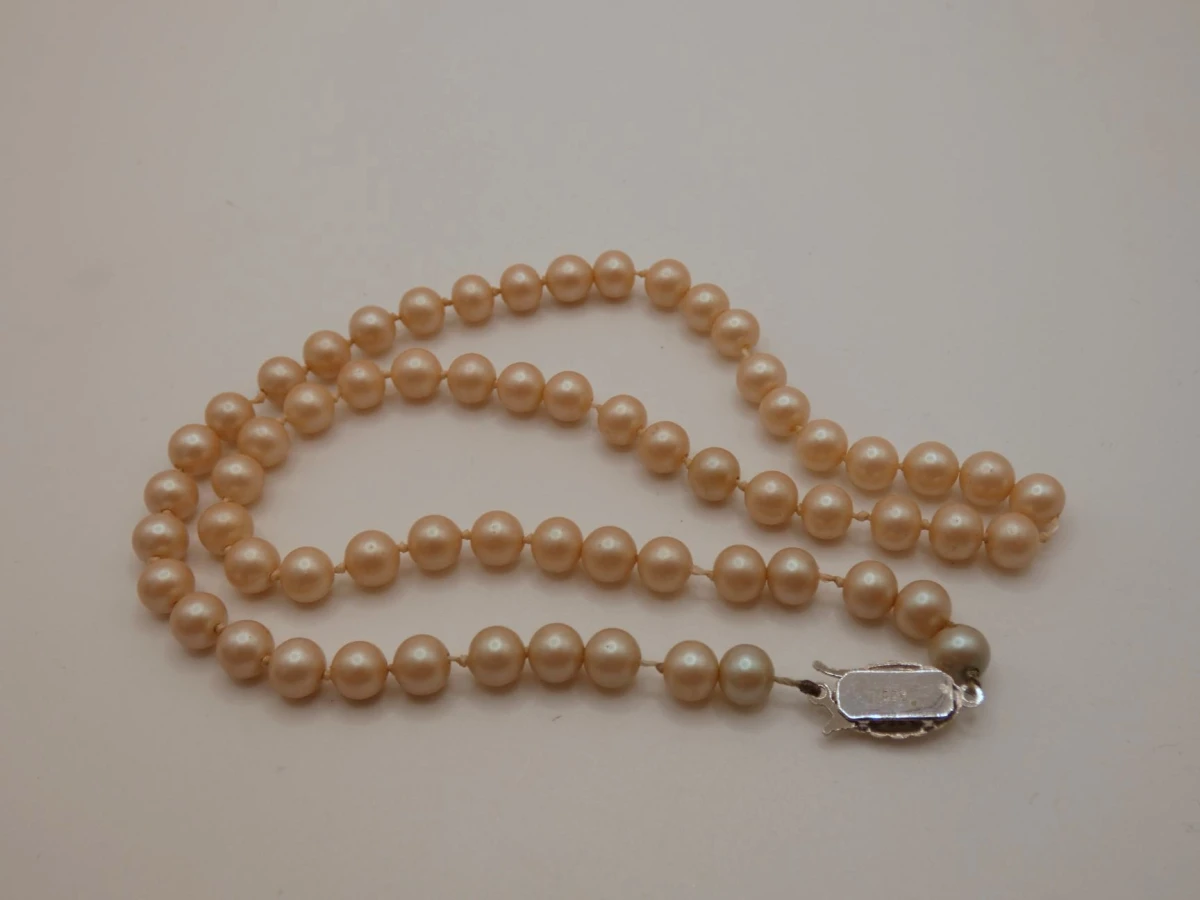 Parelketting met bewerkte sluiting