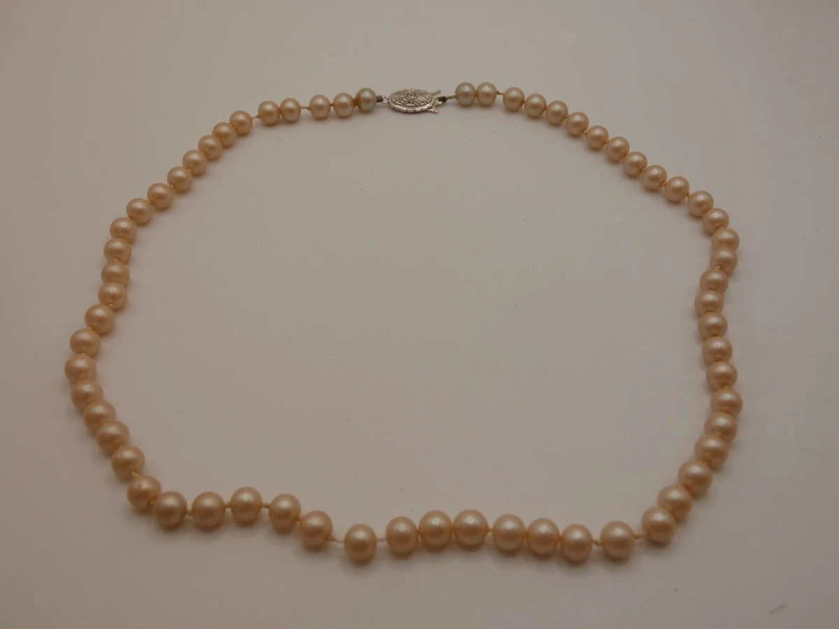 Parelketting met bewerkte sluiting