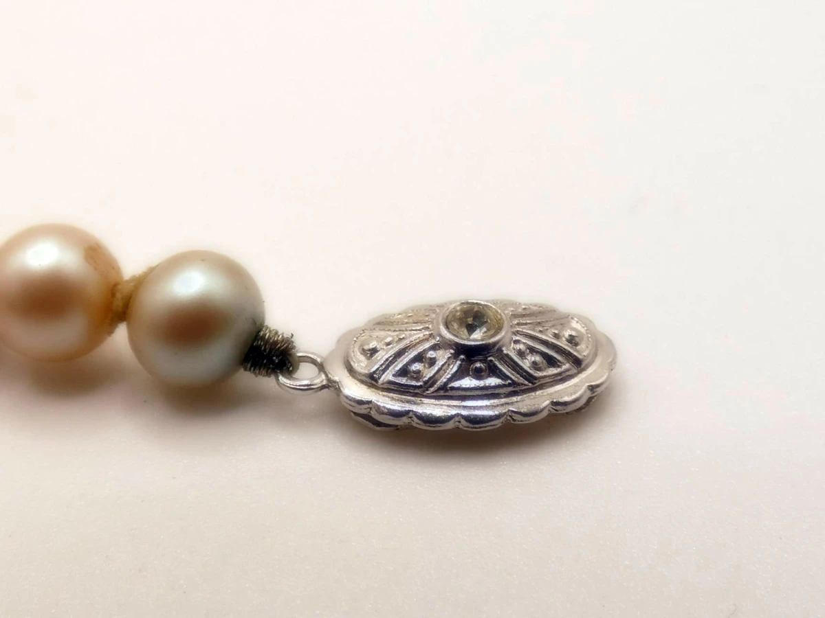 Parelketting met bewerkte sluiting