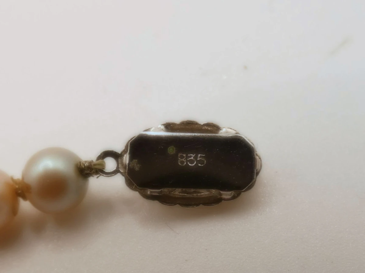 Parelketting met bewerkte sluiting