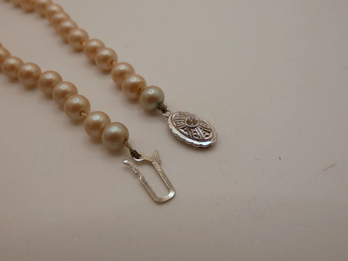Parelketting met bewerkte sluiting