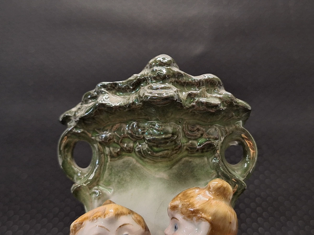 Antieke Duitse Fairing Spill vase "Un Secret" – Victoriaans Biscuitporselein - ca. 1880-1900
