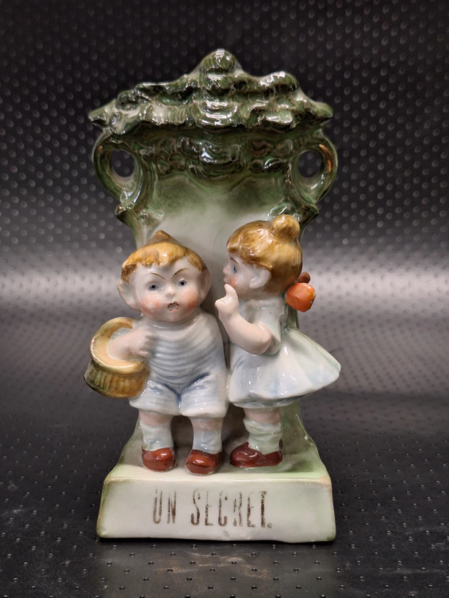 Antieke Duitse Fairing Spill vase "Un Secret" – Victoriaans Biscuitporselein - ca. 1880-1900