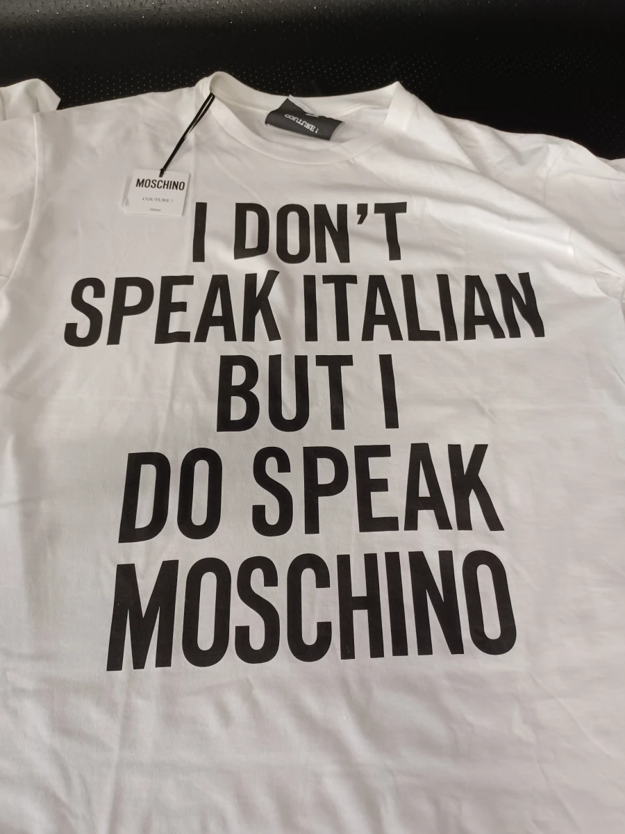 Moschino Couture! T-Shirt – "I Don't Speak Italian But I Do Speak Moschino" - foto 2