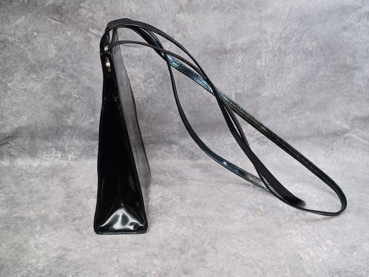 Stijlvolle zwarte laklederen schoudertas met uniek silhouet - foto 2
