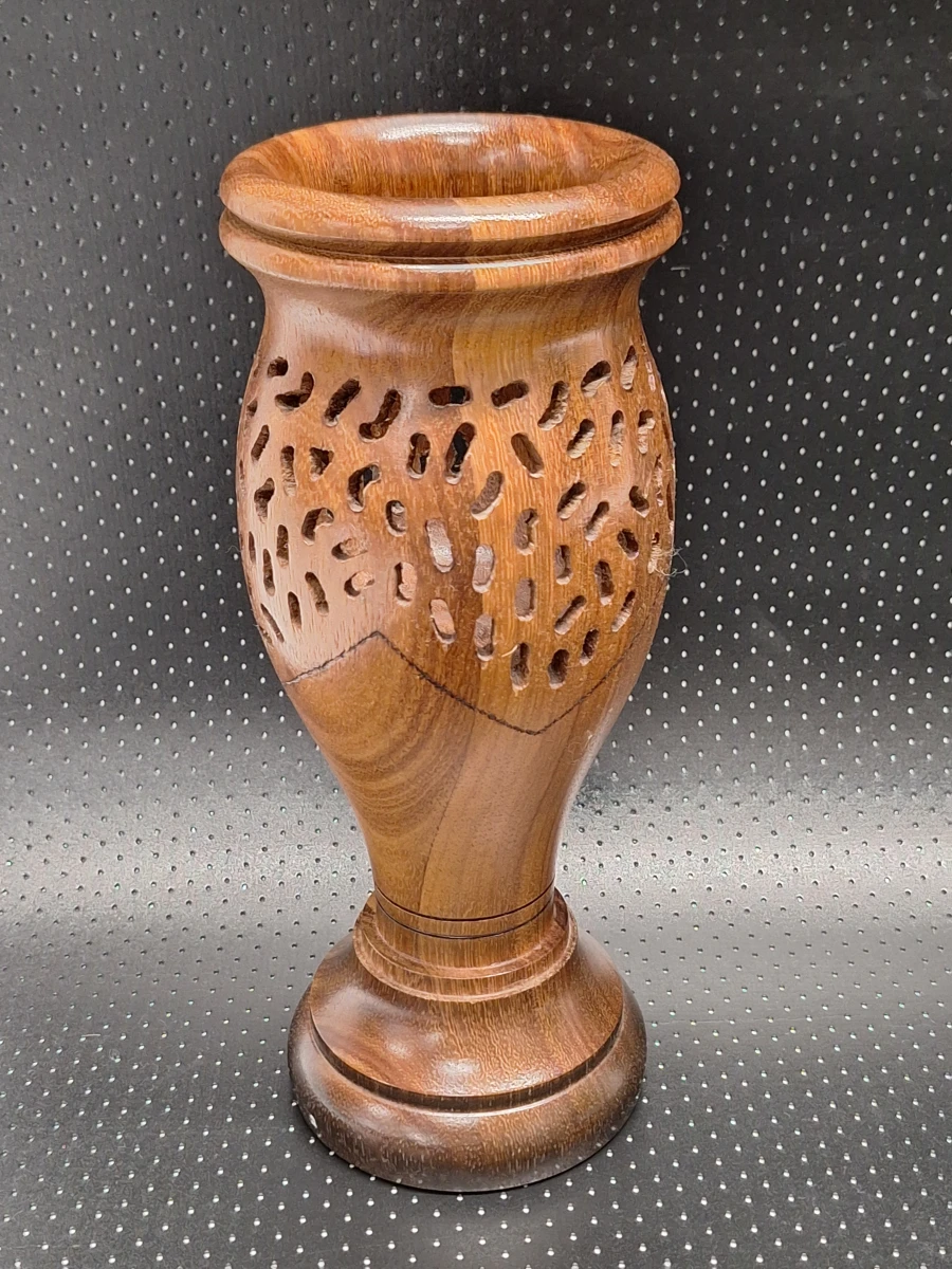 Handgemaakte houten siervaas met opengewerkt snijwerk - Gesigneerd G. V. Eenoo (2007)