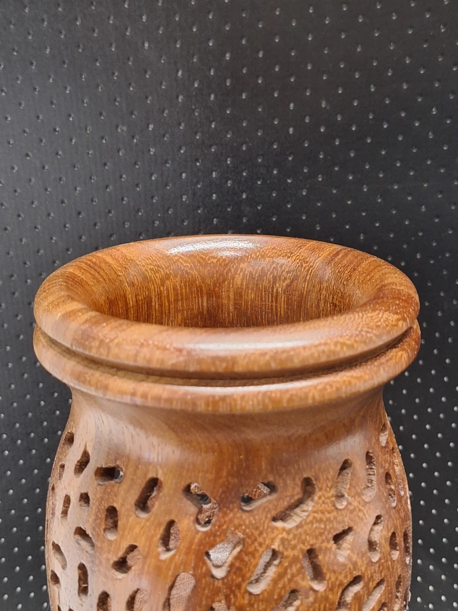 Handgemaakte houten siervaas met opengewerkt snijwerk - Gesigneerd G. V. Eenoo (2007)