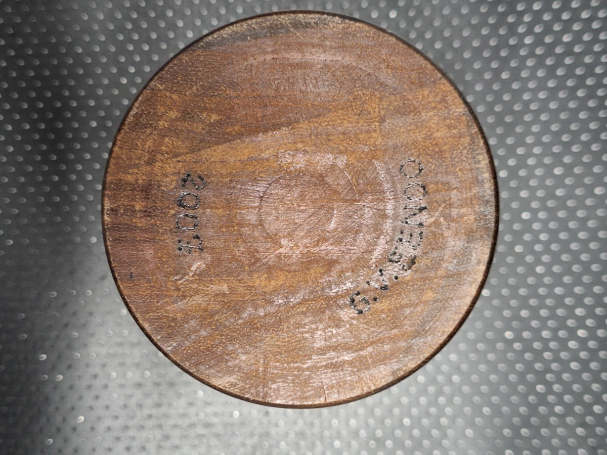Handgemaakte houten siervaas met opengewerkt snijwerk - Gesigneerd G. V. Eenoo (2007)