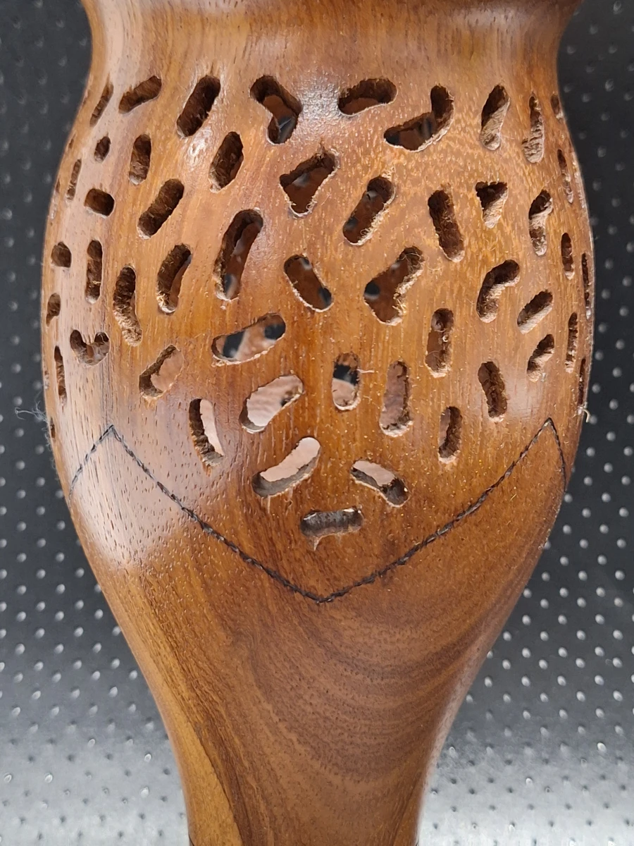 Handgemaakte houten siervaas met opengewerkt snijwerk - Gesigneerd G. V. Eenoo (2007)