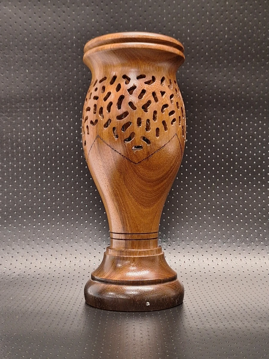Handgemaakte houten siervaas met opengewerkt snijwerk - Gesigneerd G. V. Eenoo (2007)