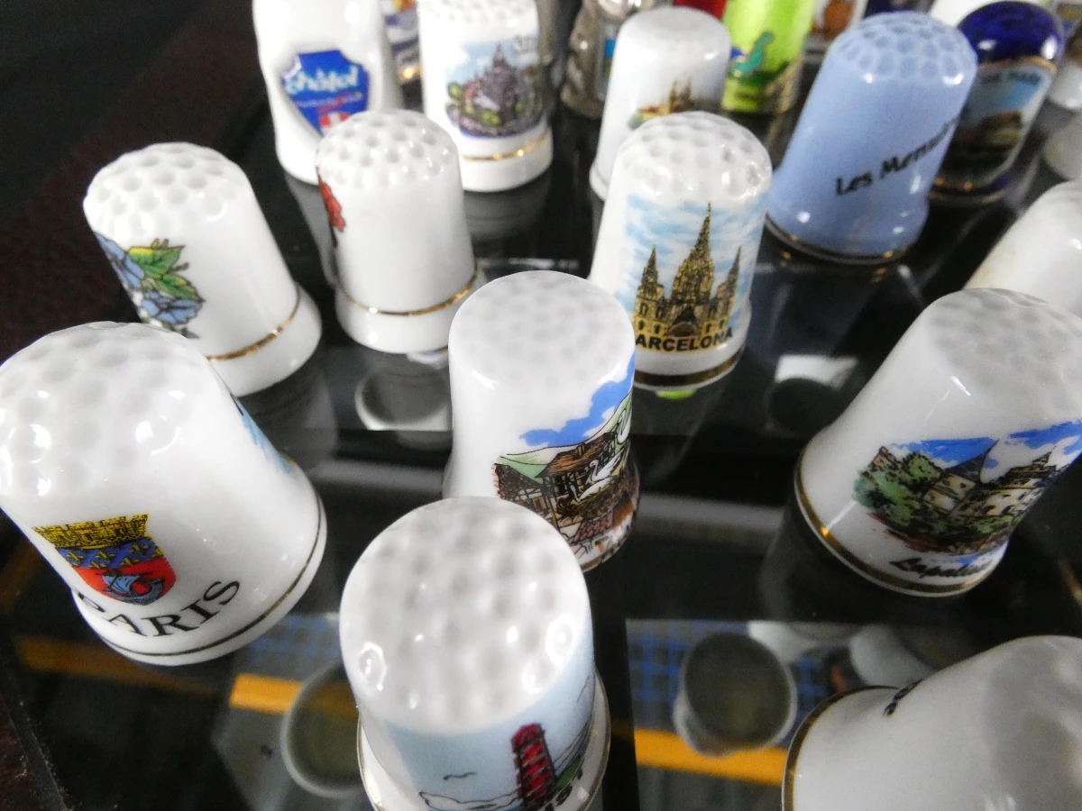 Collectie van ruim 100 vingerhoedjes