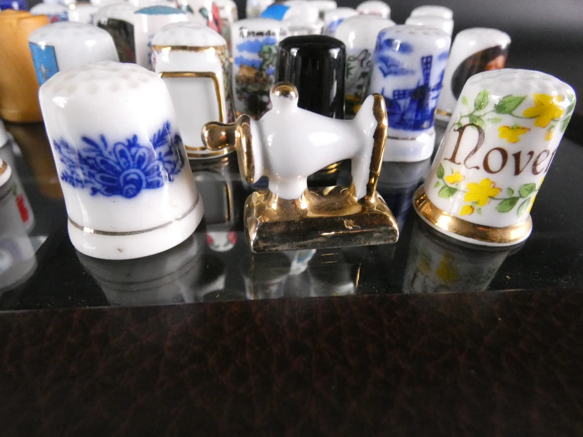 Collectie van ruim 100 vingerhoedjes