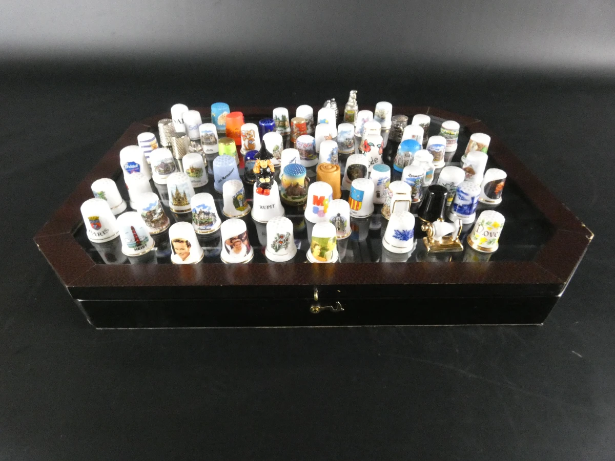Collectie van ruim 100 vingerhoedjes