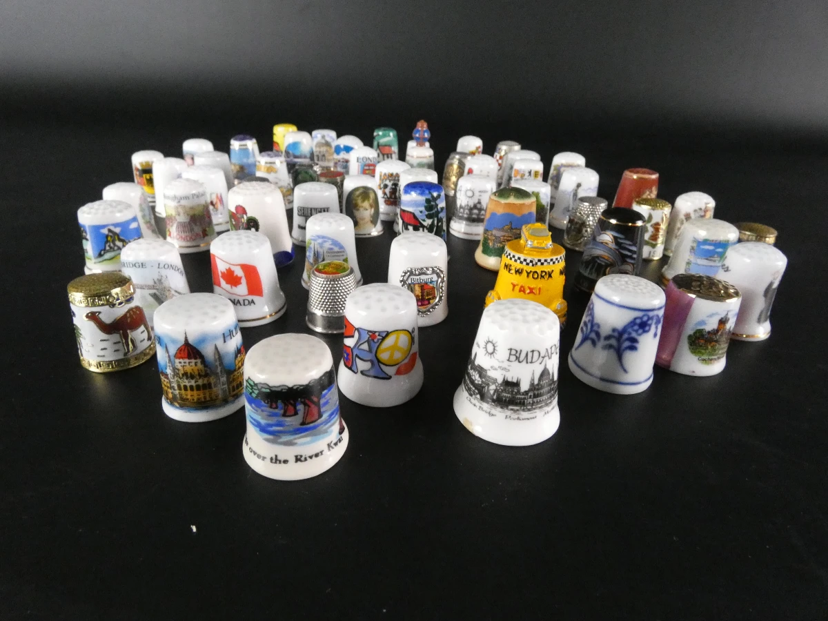 Collectie van ruim 100 vingerhoedjes