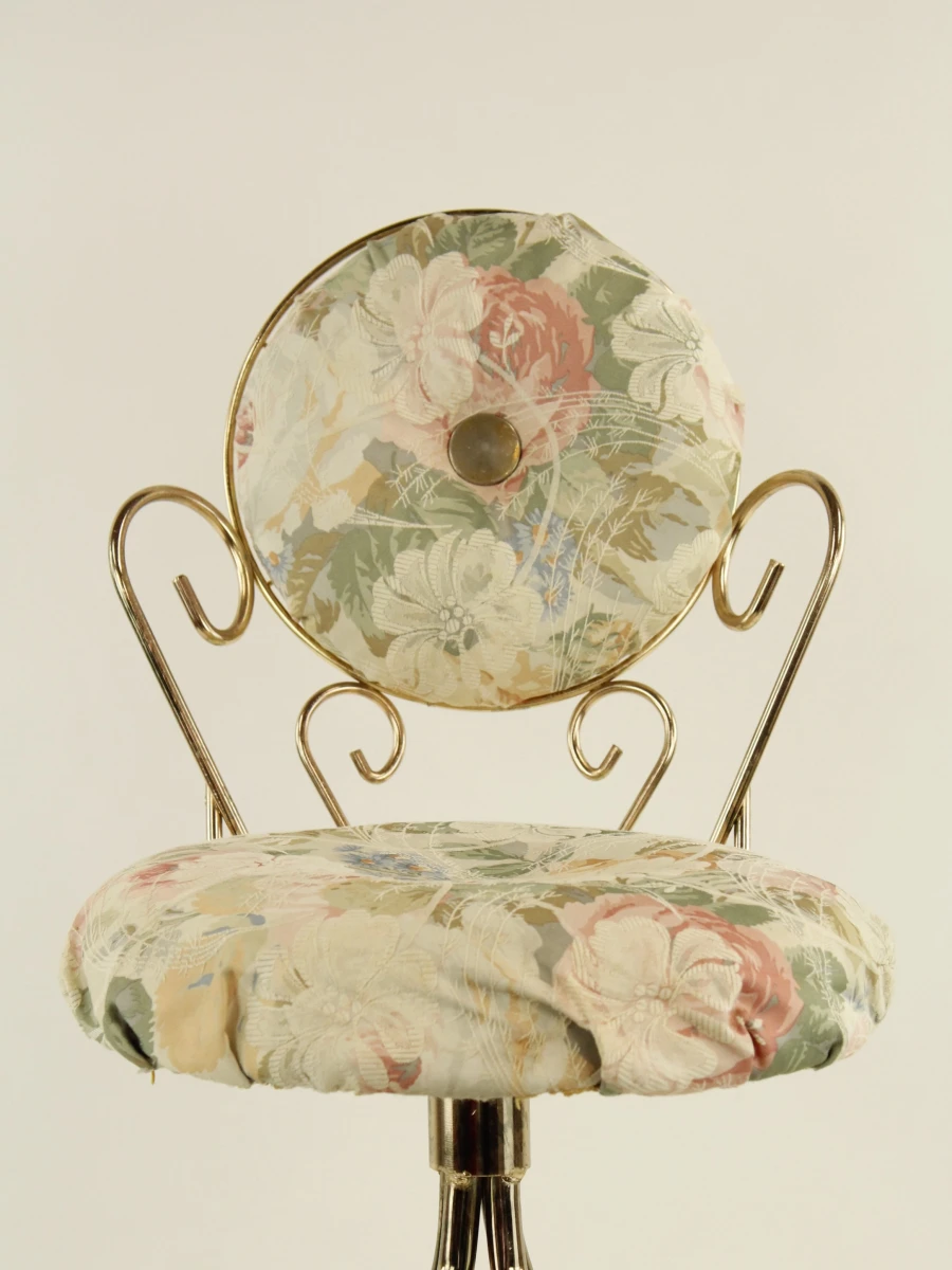 Vintage gestoffeerde slaapkamerstoel met bloemenmotief in Franse bistrostijl