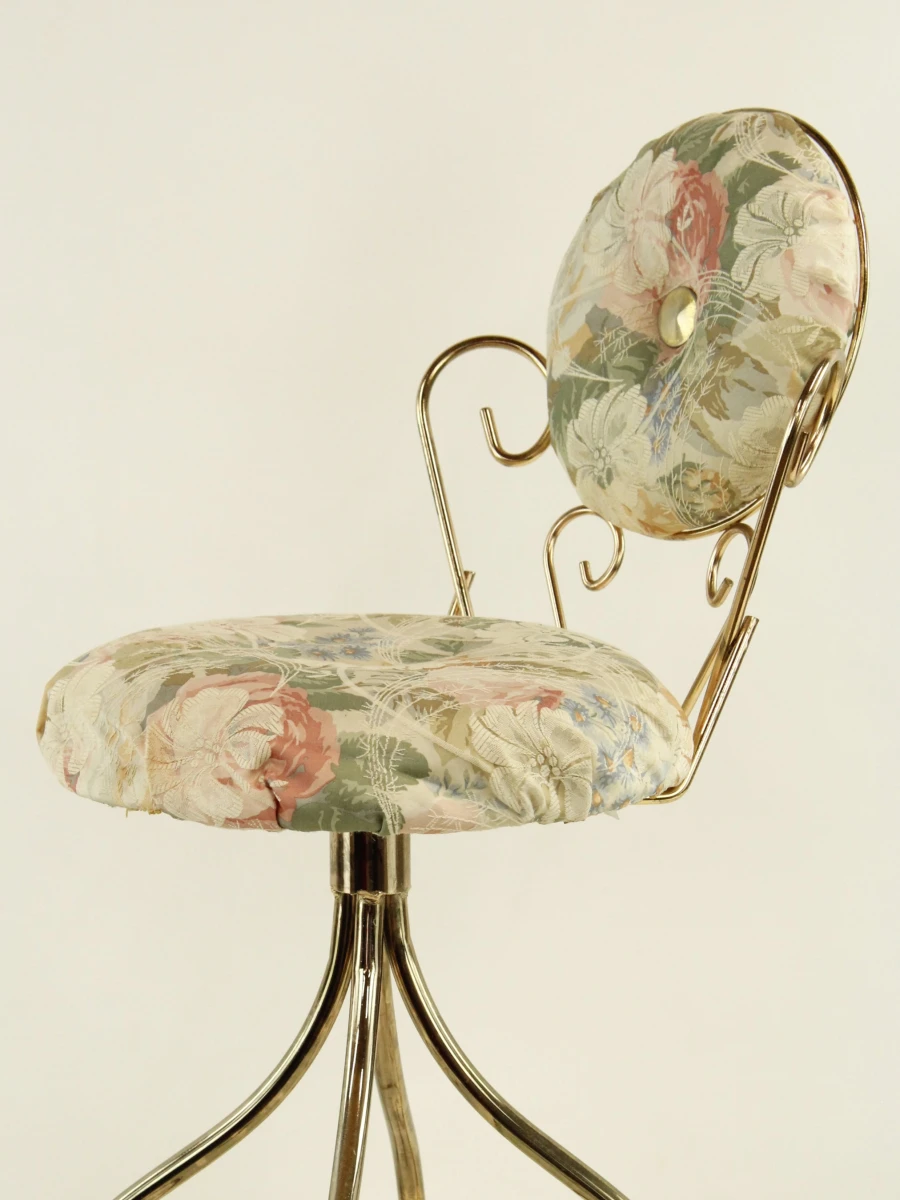 Vintage gestoffeerde slaapkamerstoel met bloemenmotief in Franse bistrostijl