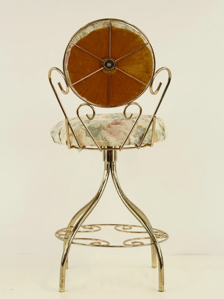 Vintage gestoffeerde slaapkamerstoel met bloemenmotief in Franse bistrostijl