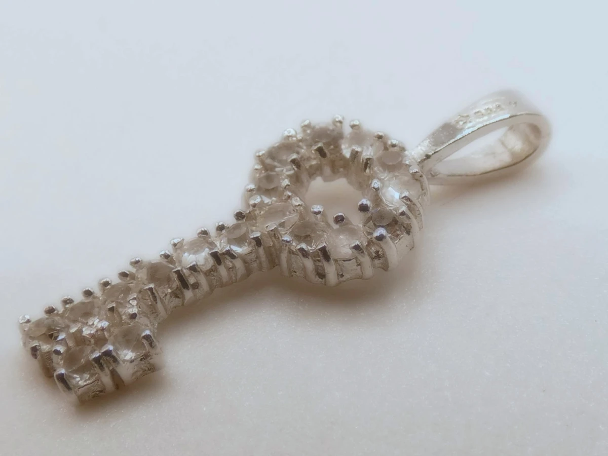 Zilveren sleutel hanger