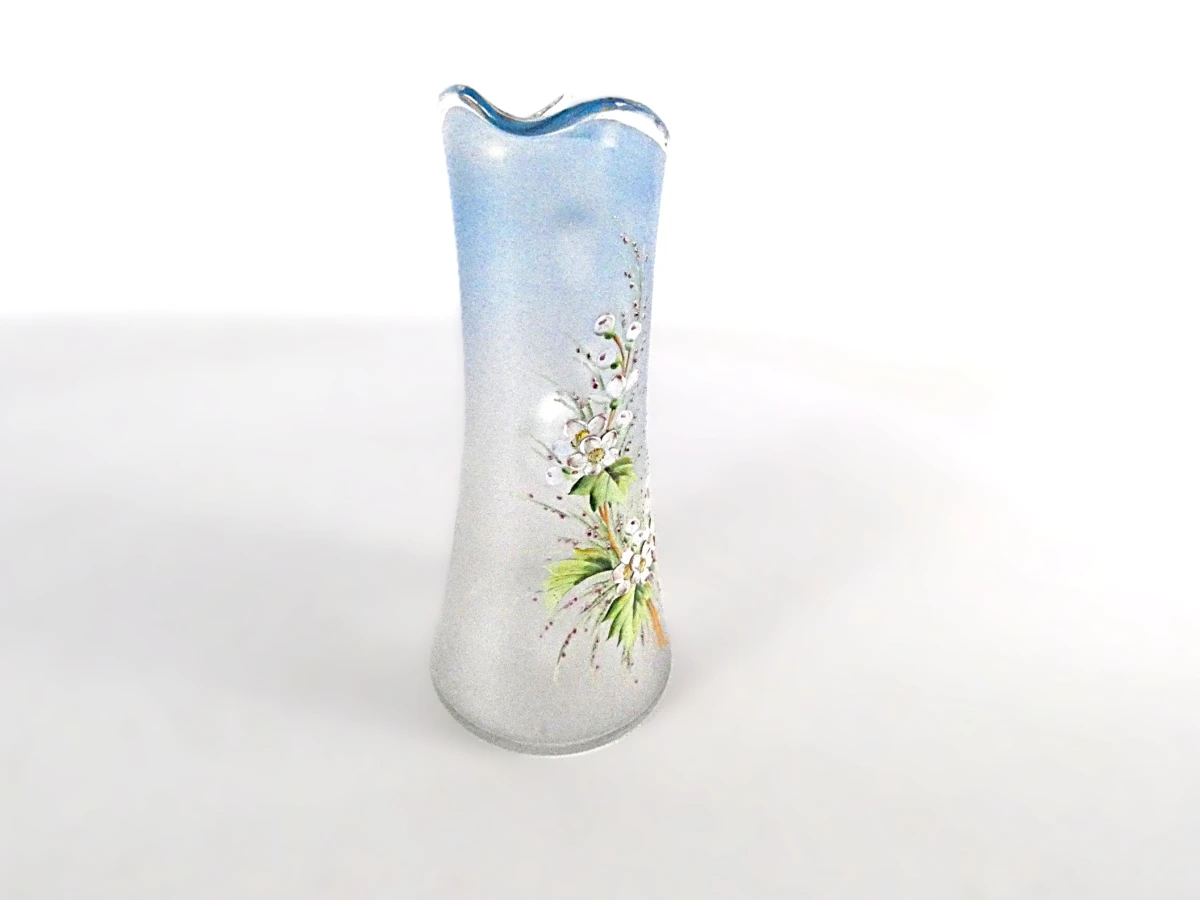 Decoratieve glazen karaf met bloemmotief