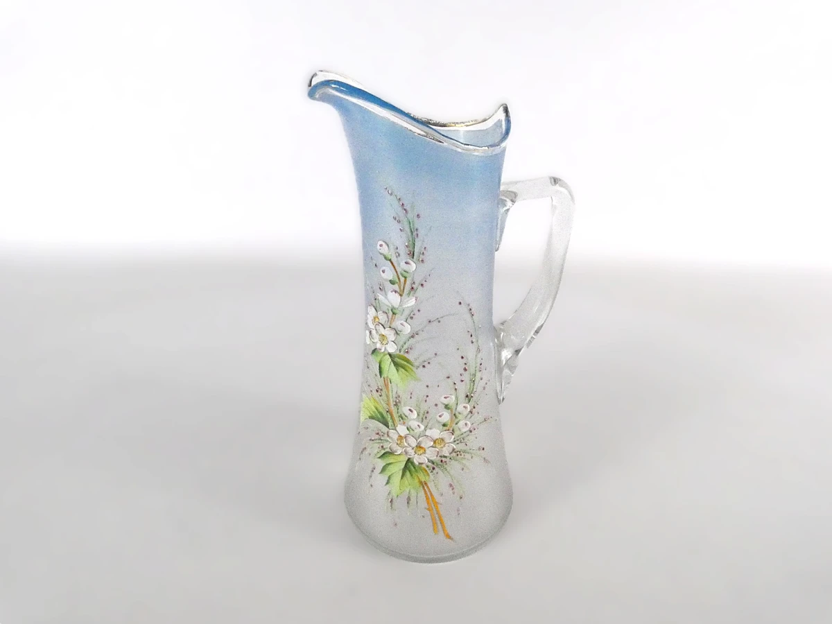 Decoratieve glazen karaf met bloemmotief