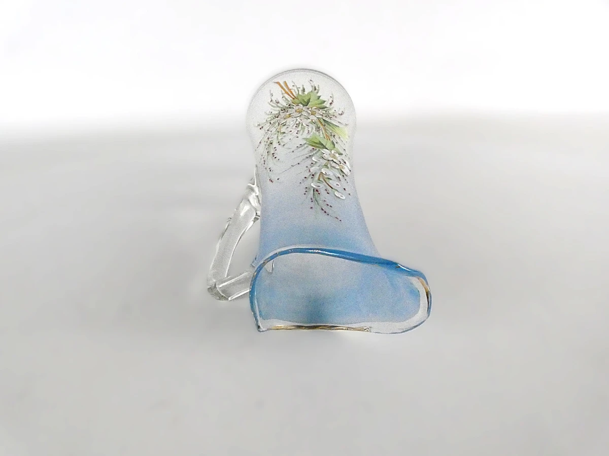 Decoratieve glazen karaf met bloemmotief
