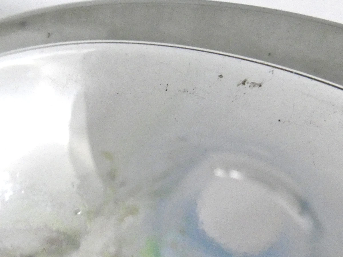 Decoratieve glazen karaf met bloemmotief