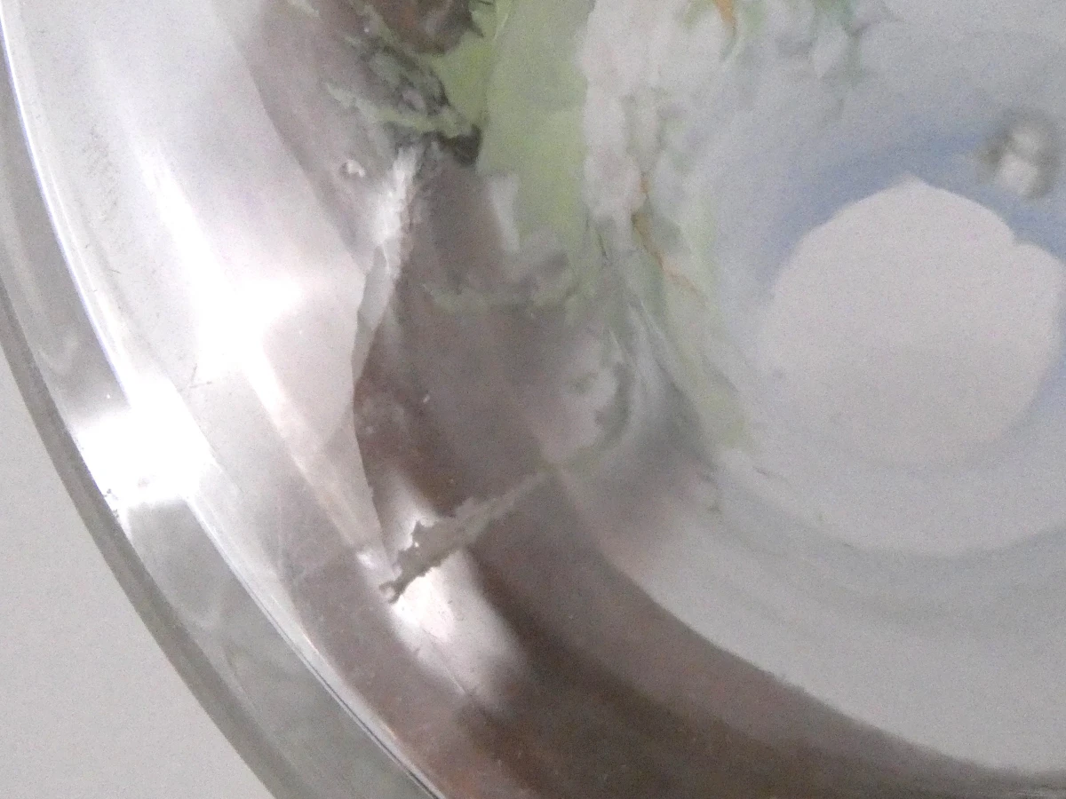 Decoratieve glazen karaf met bloemmotief