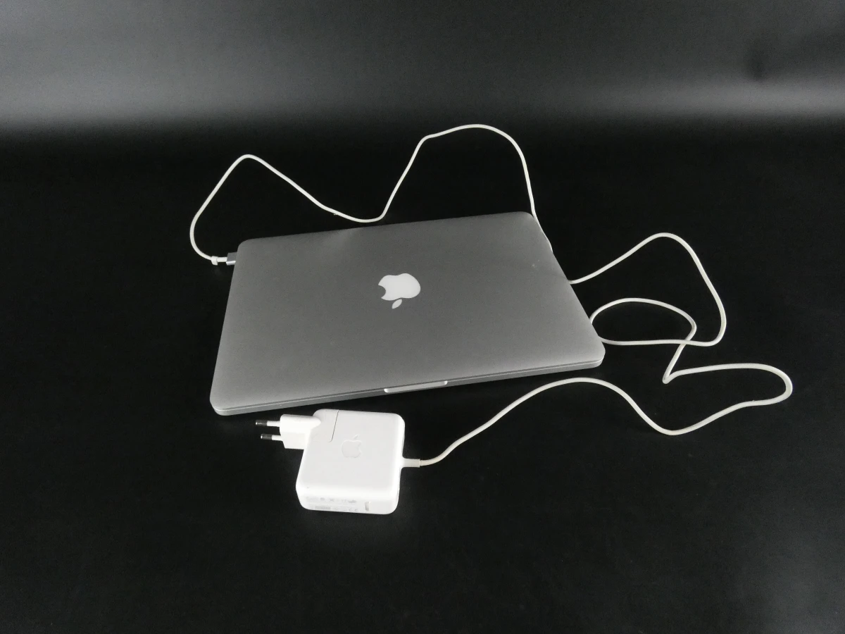 MacBook Pro laptop met oplader