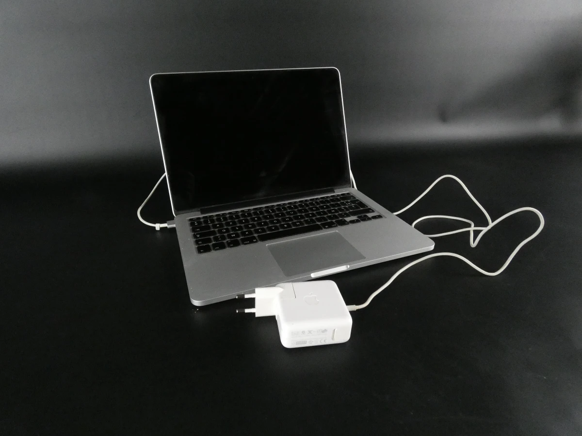 MacBook Pro laptop met oplader