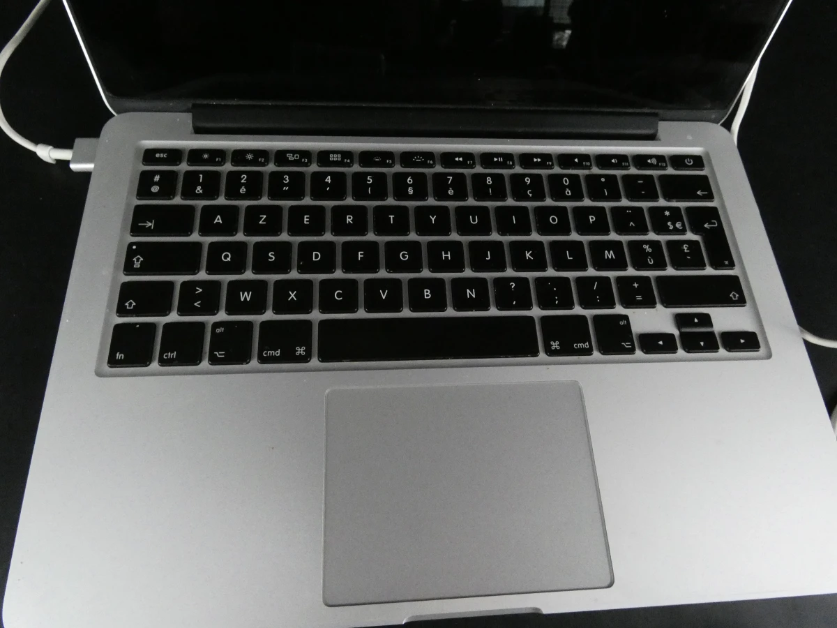 MacBook Pro laptop met oplader