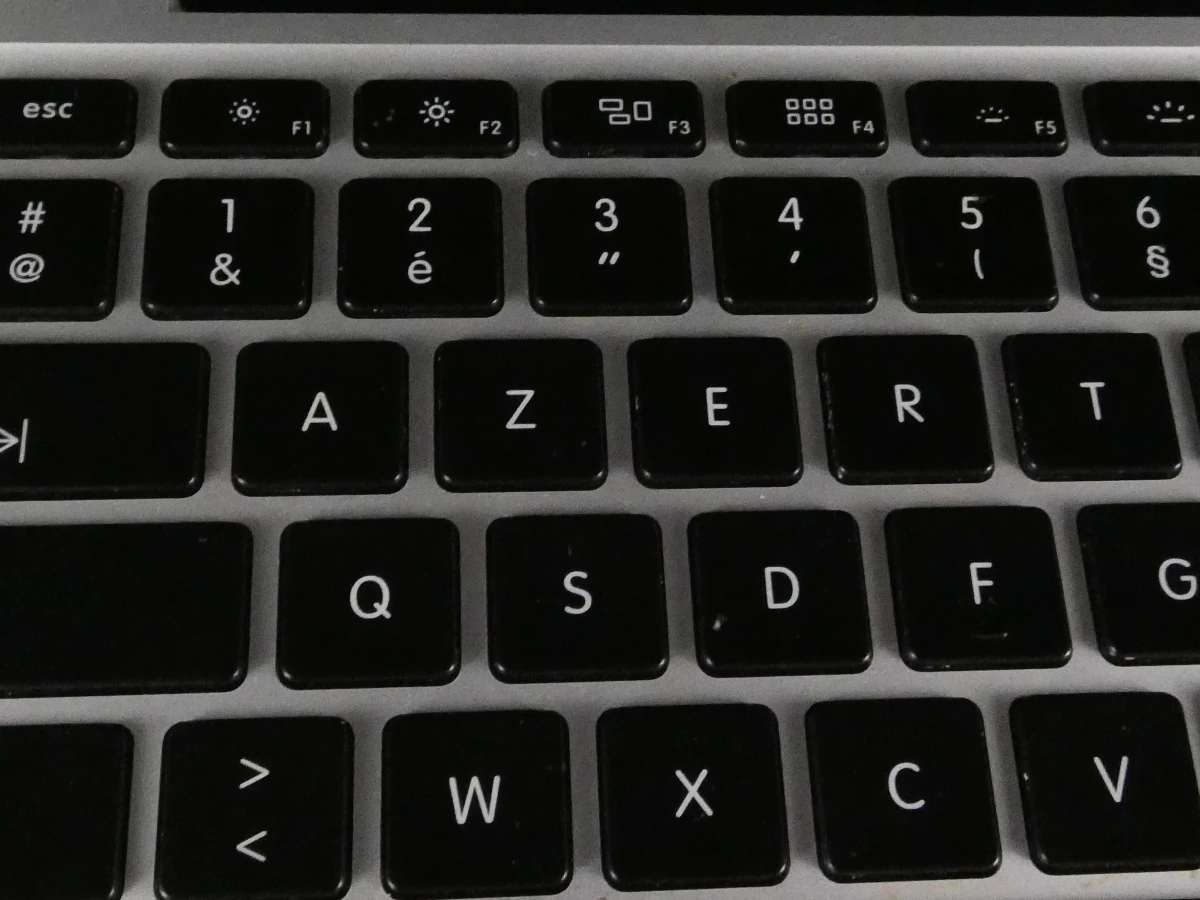 MacBook Pro laptop met oplader