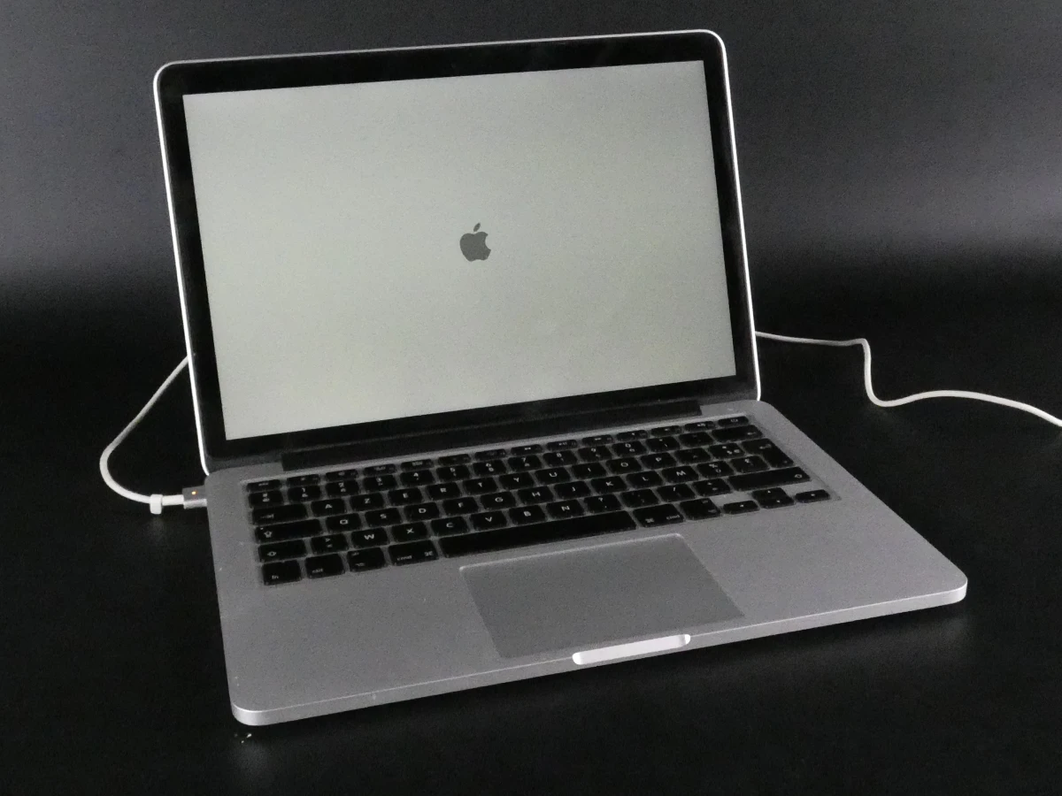 MacBook Pro laptop met oplader