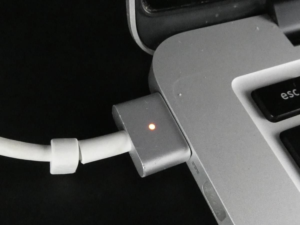 MacBook Pro laptop met oplader