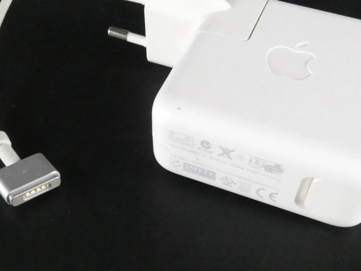 MacBook Pro laptop met oplader