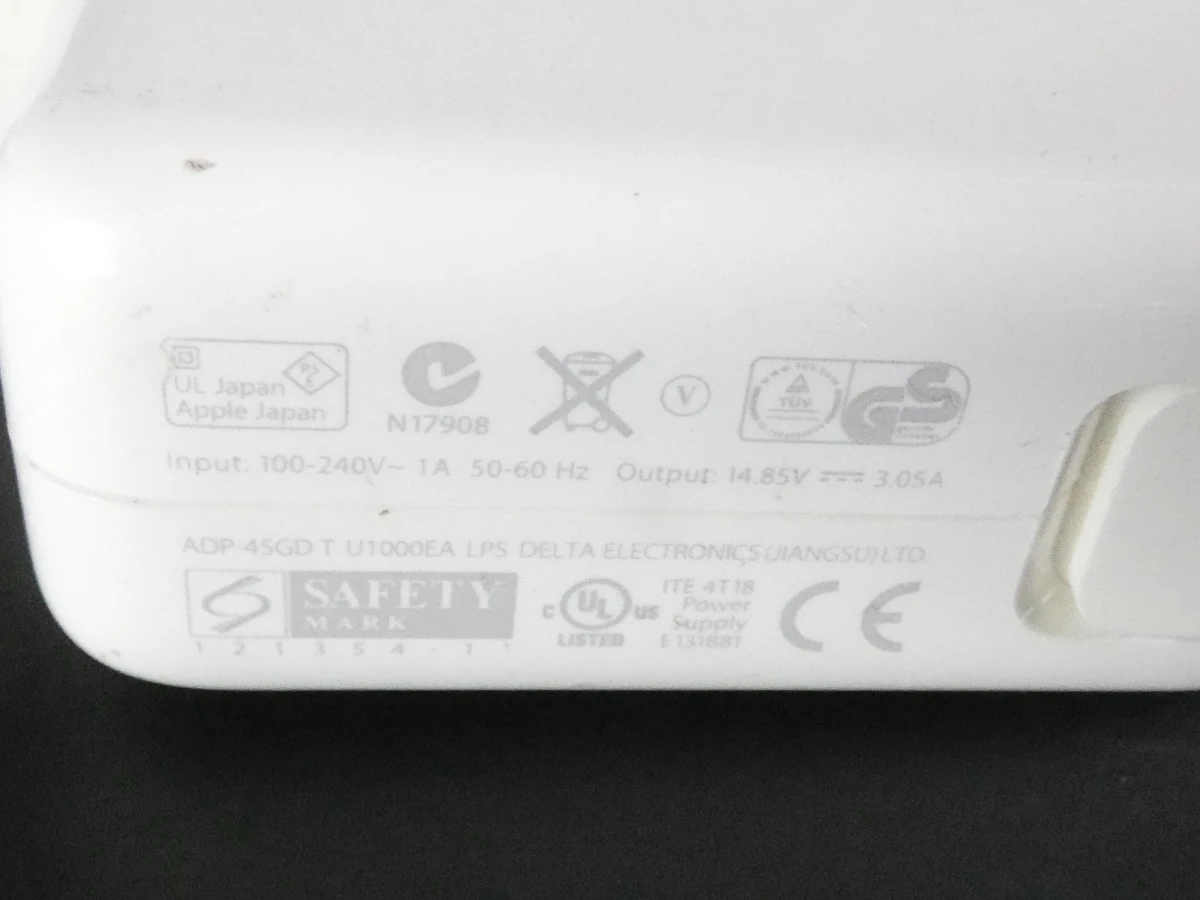 MacBook Pro laptop met oplader