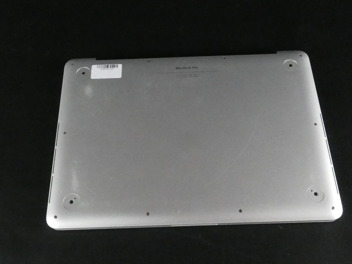 MacBook Pro laptop met oplader