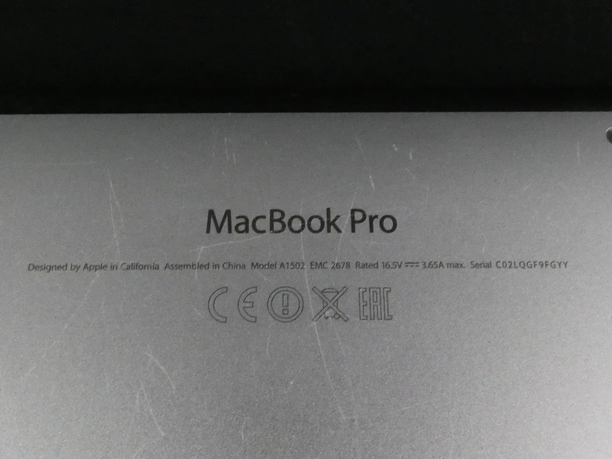 MacBook Pro laptop met oplader
