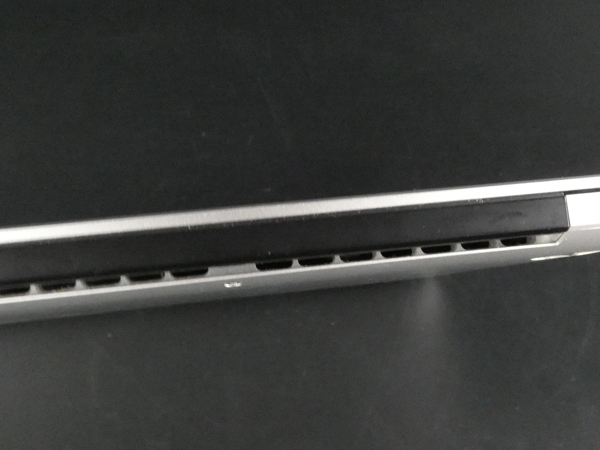 MacBook Pro laptop met oplader