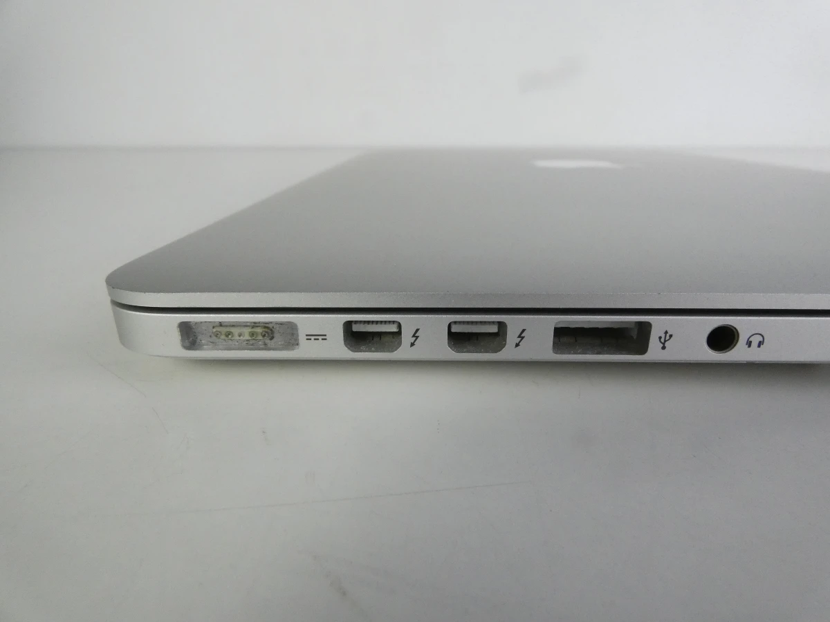 MacBook Pro laptop met oplader