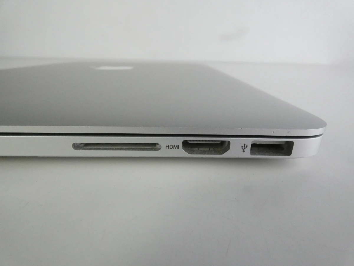 MacBook Pro laptop met oplader
