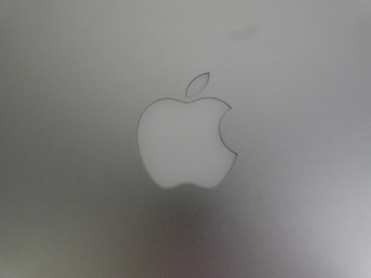 MacBook Pro laptop met oplader