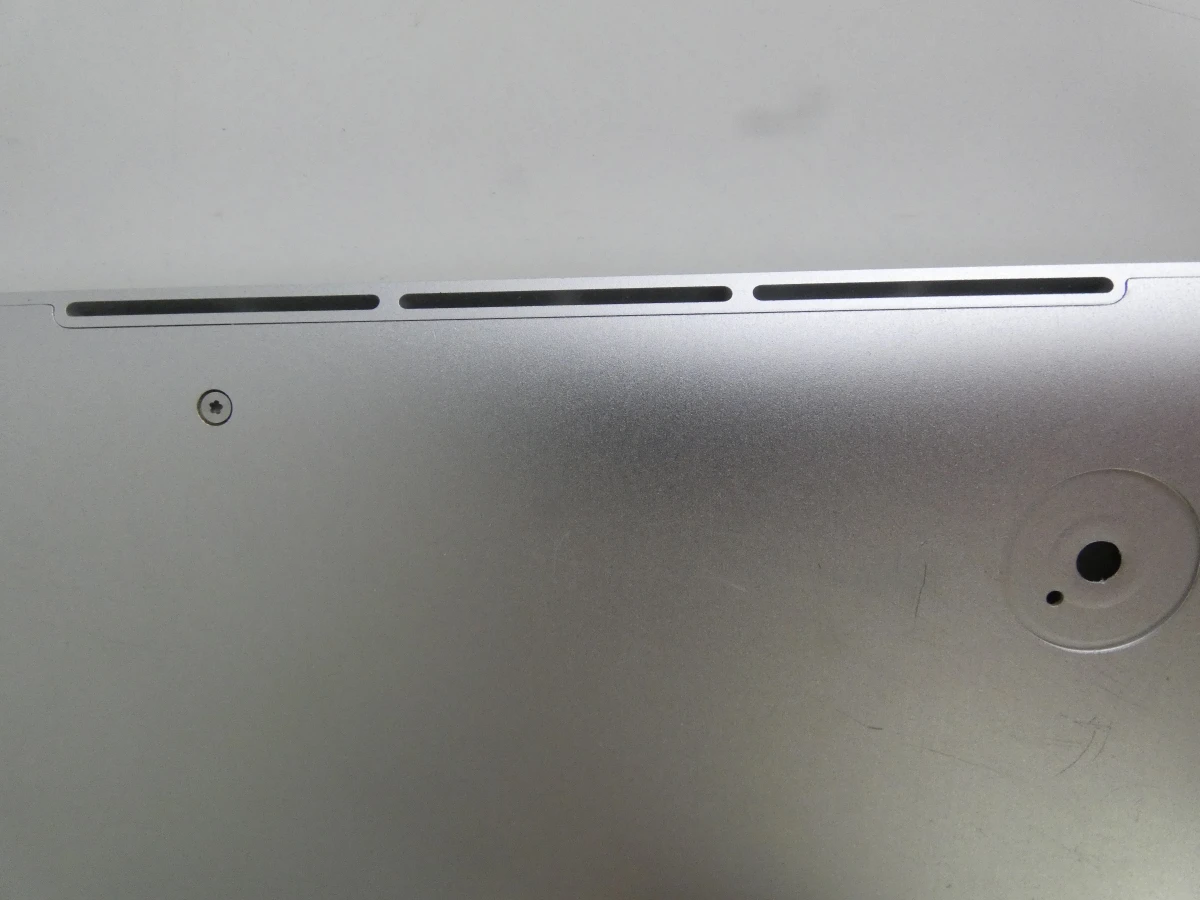 MacBook Pro laptop met oplader