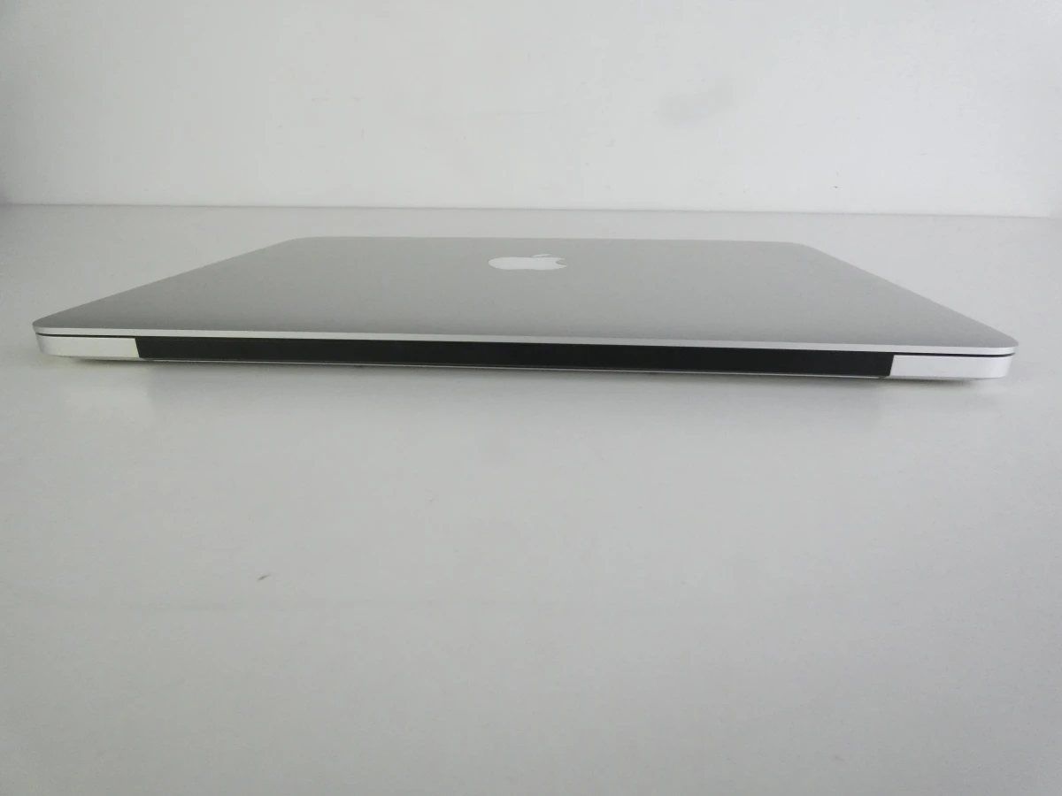 MacBook Pro laptop met oplader