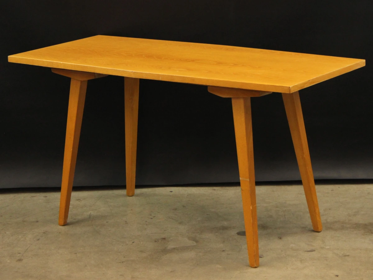Houten vintage salontafel met taps toelopende poten - jaren 50/60 stijl