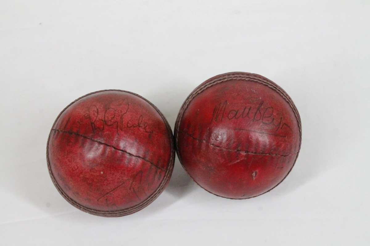 4 Gesigneerde cricketballen